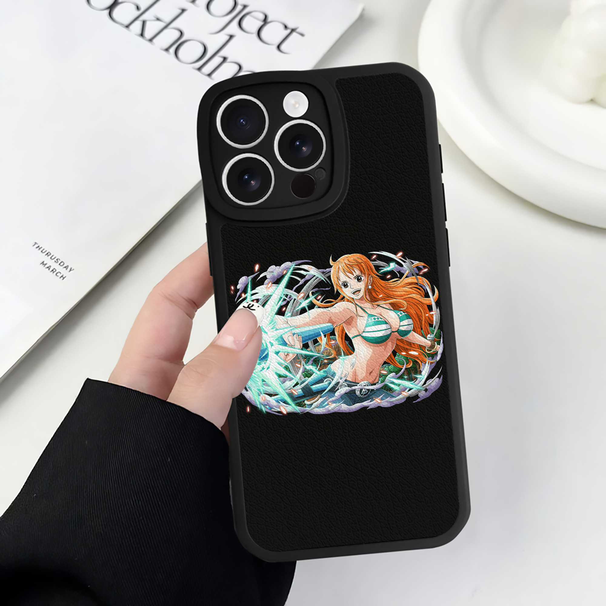 （画像用） ワンピース ナミ ONE PIECE Nami 【iPhone 16シリーズ対応】シリコンスマホケース（レザー調） 材質：シリコン